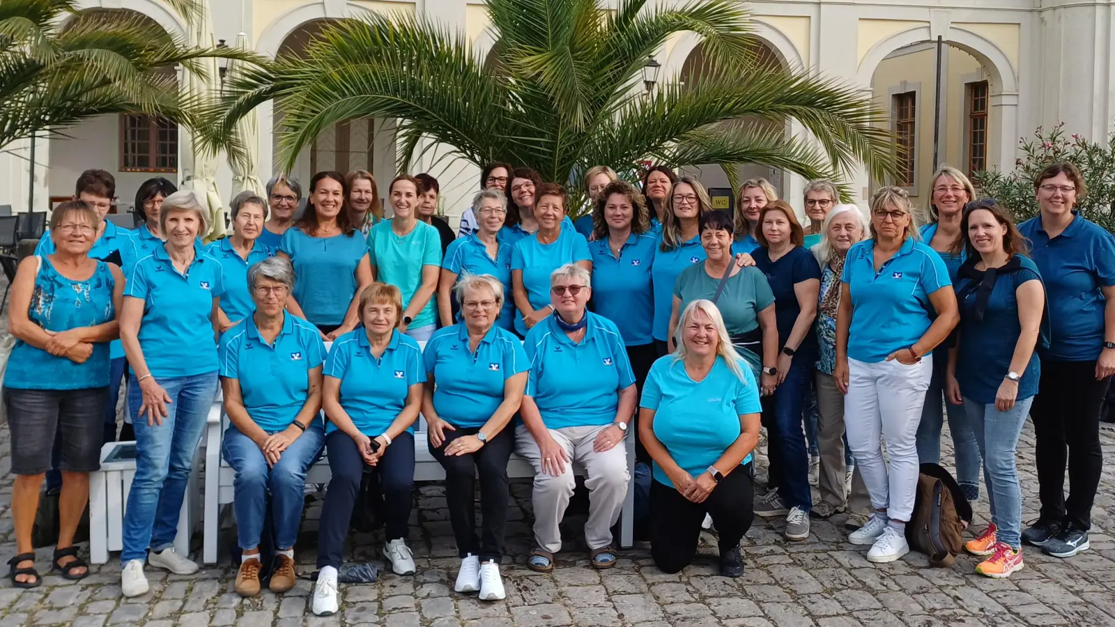 Die Teilnehmerinnen vor dem Residenzschloss in Ludwigsburg am Eingang zum blühenden Barock (Bild: Gerda Donhauser)