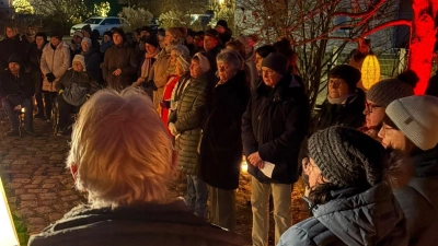 Das dritte Adventsfenster fand in diesem Jahr bei Familie Kick in Kemnath statt. Die musikalische Umrahmung kam von den „Brückenbauern”.  (Bild: Andrea Kick)
