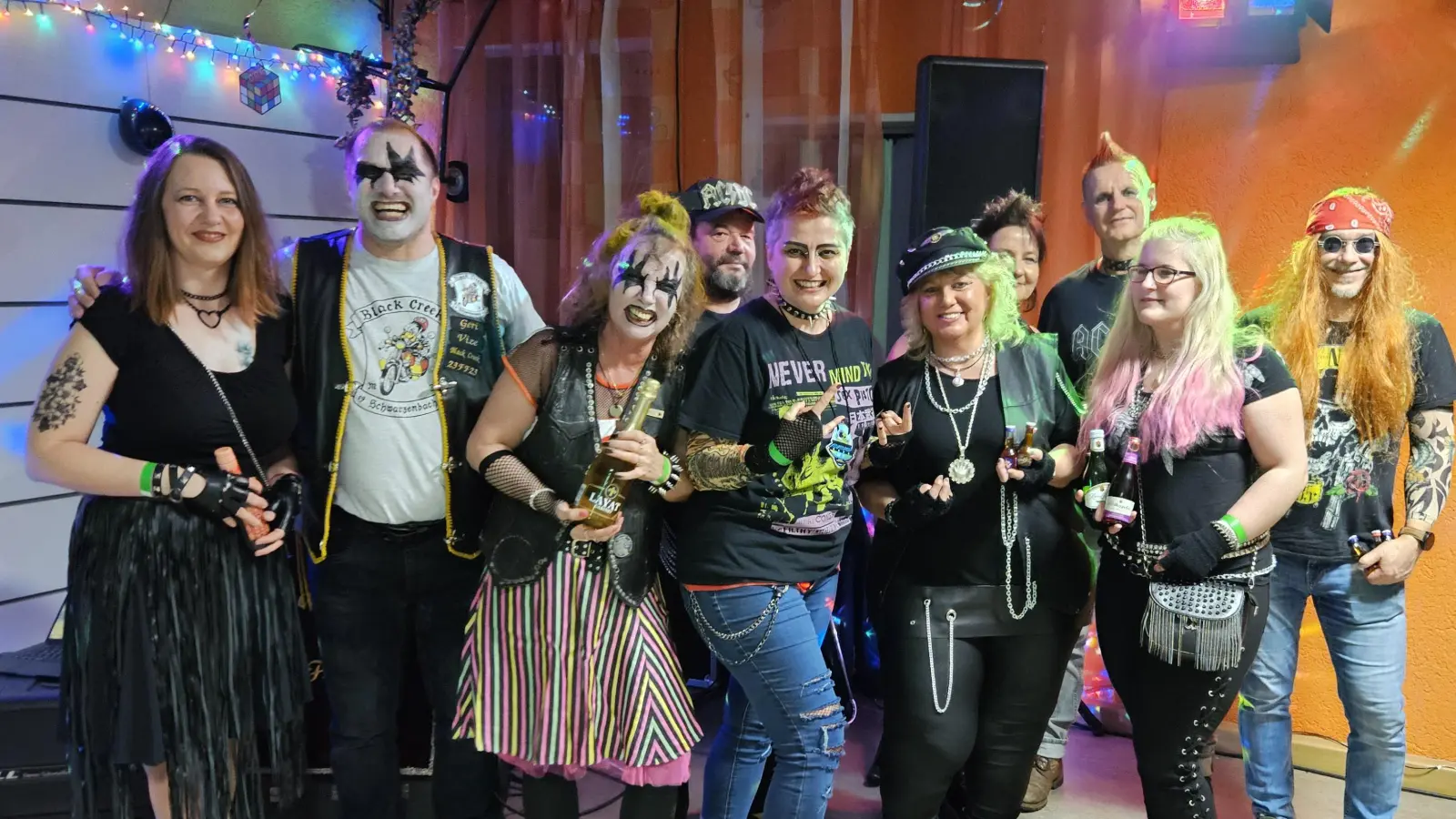 Die Sieger der Maskenprämierung „ Rocker und Punker „ (Bild: Uwe Salfer)