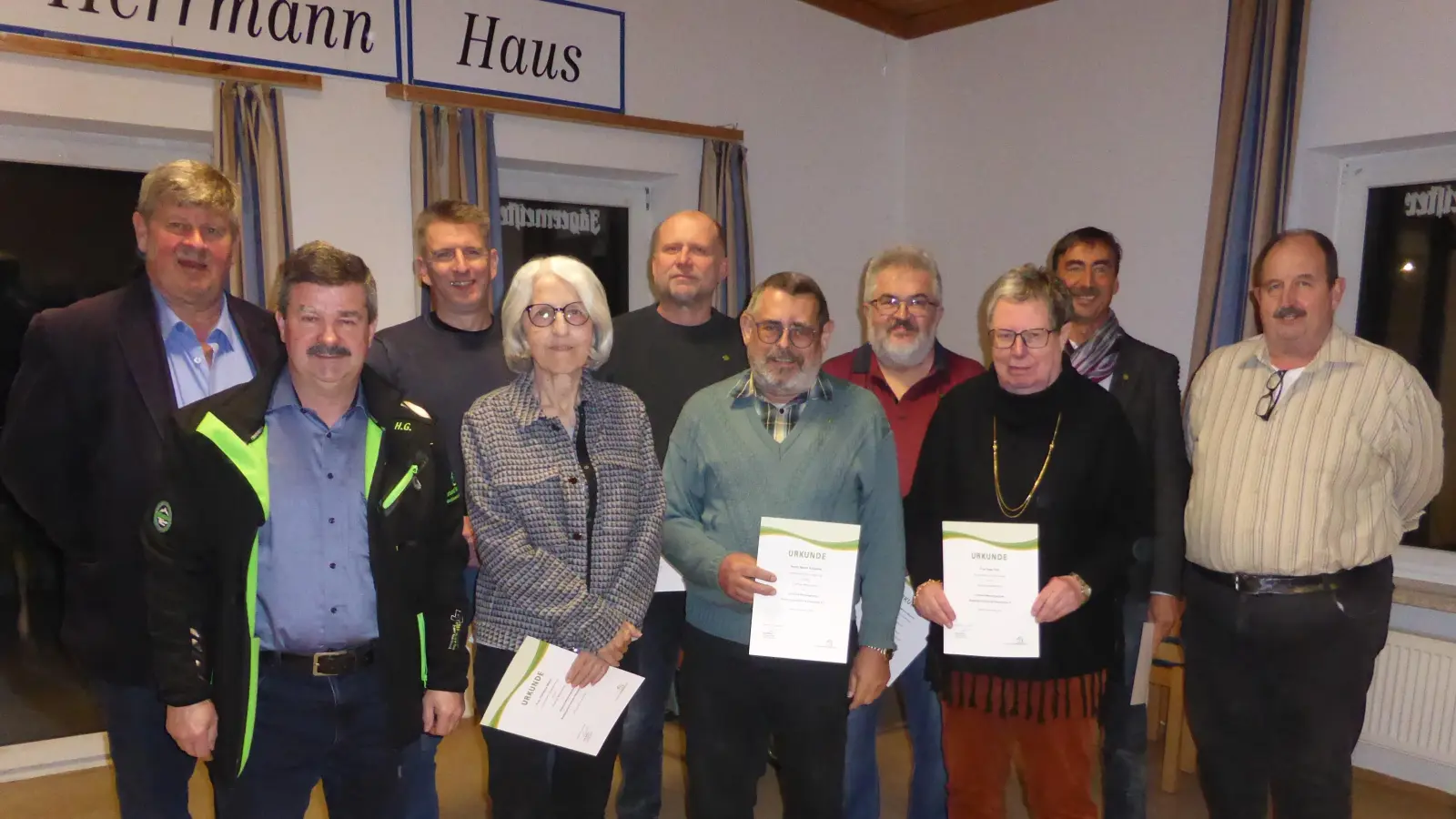 Geehrte mit Vorstandschaft und Ehrengästen der Siedlergemeinschaft Etzenricht. (Bild: Stefan Zrenner)