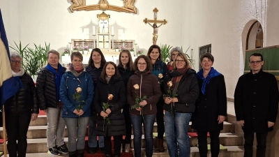 Die neuen Mitglieder mit Pfarrer Moosbauer und den Vorsitzenden.  (Bild: Karin Weiß)