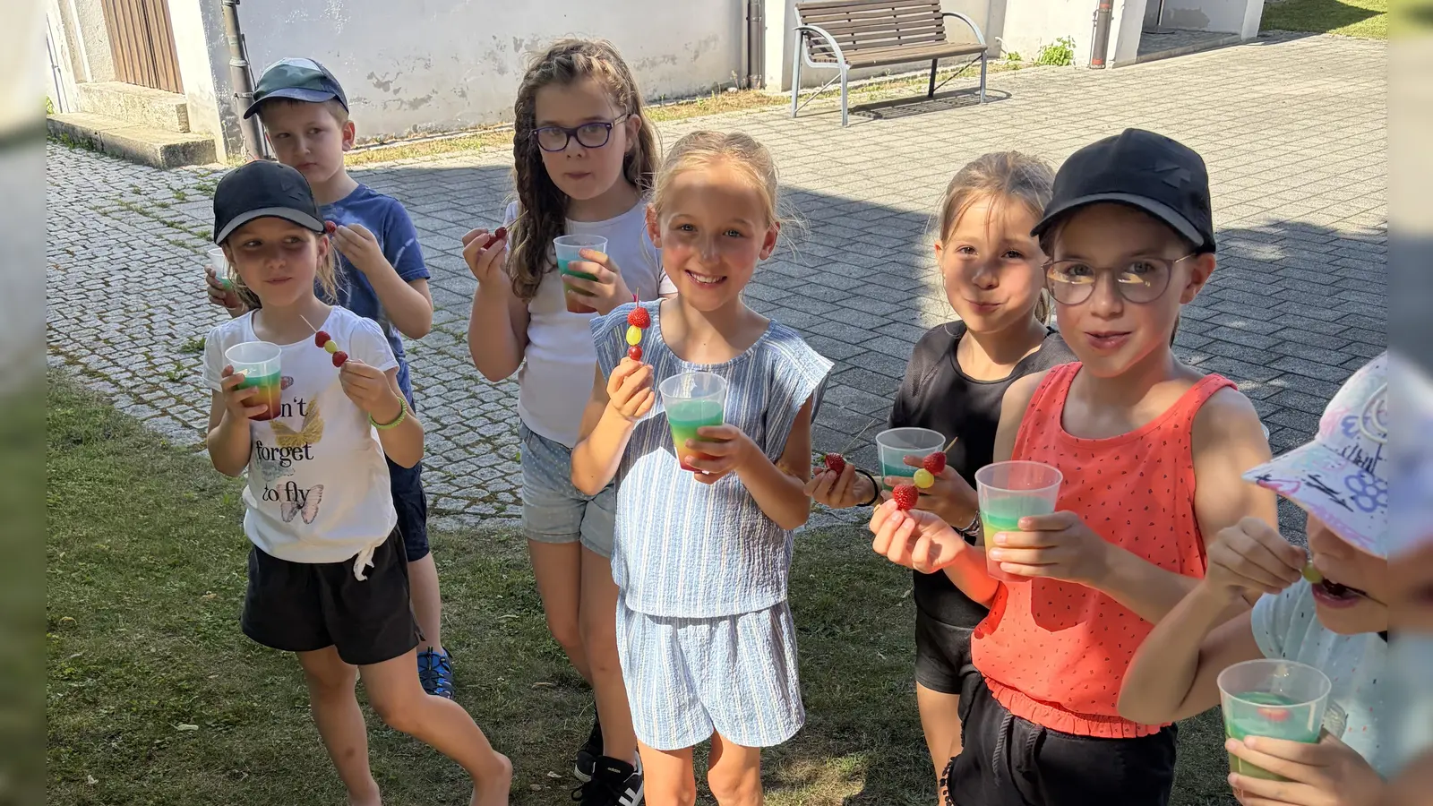 Die Kinder mixten sich bei der Cocktail-Station bunte Getränke, die sie sich im Anschluss schmecken haben lassen.  (Bild: Ann-Kathrin Förderreuther)