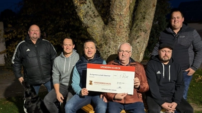 Die Organisatoren des Bankerlfestes bei der Spendenübergabe (Bild: Markus Kindl)