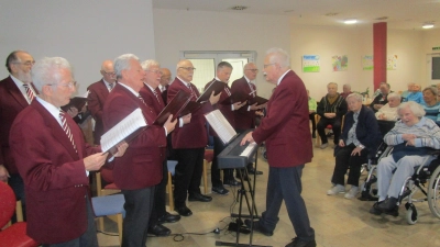 Im Caritas-Marienheim finden zahlreiche Adventsveranstaltungen statt. Auf dem Bild: Der Männerchor Ammerthal unter Leitung von Herbert Ernst. (Bild: Daniela Donhauser)