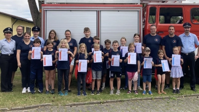 Mit Stolz präsentierne die Kinder ihre Urkunde von der Kinderflamme. (Bild: Wolfgang Reichl)