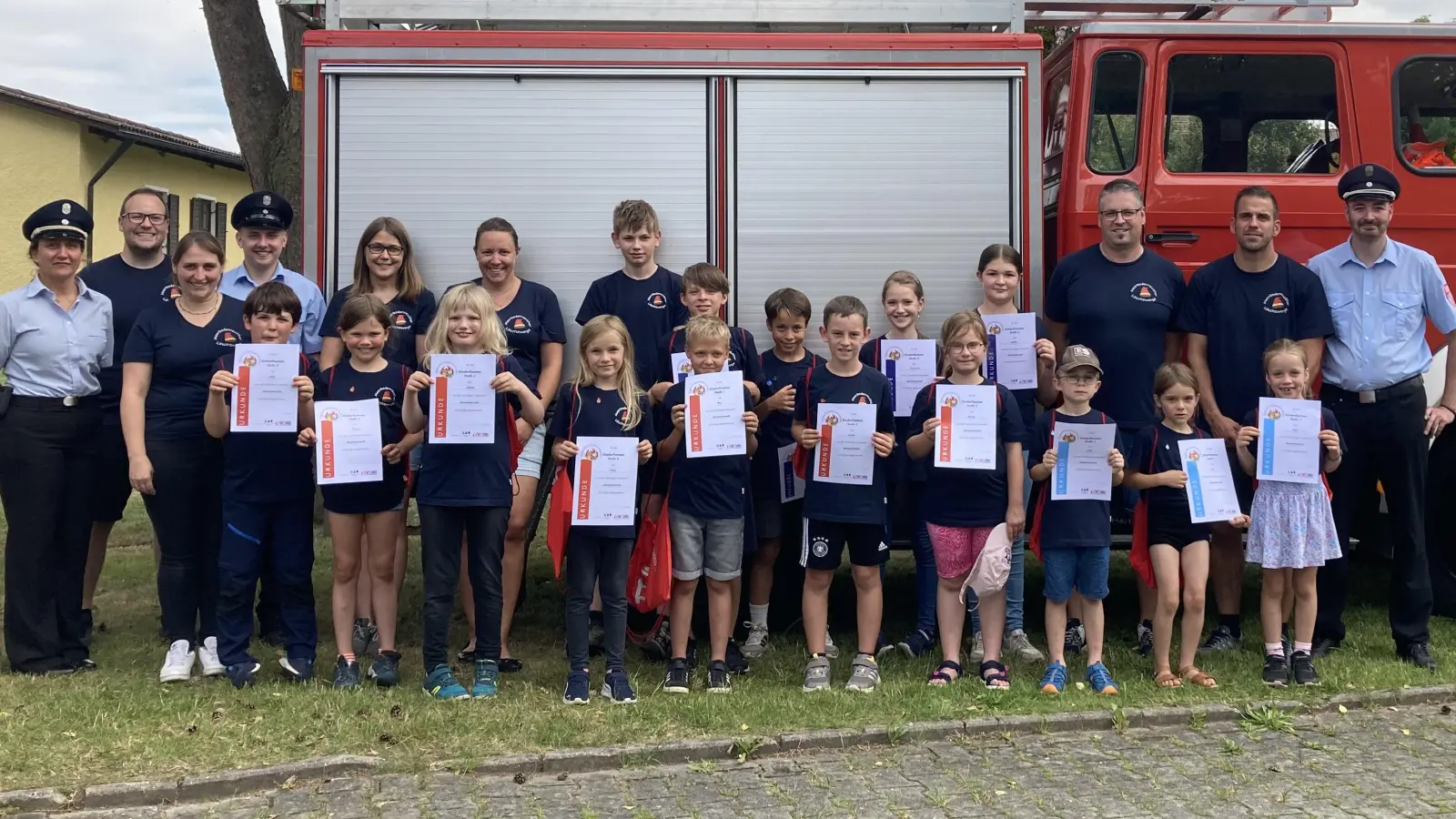 Mit Stolz präsentierne die Kinder ihre Urkunde von der Kinderflamme. (Bild: Wolfgang Reichl)