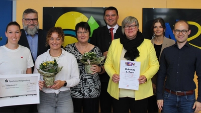 von links: Tina Lösch, Thomas Kuban (Schulleiter), Judith Buckley, Christine Jocher, Landrat Thomas Ebeling, Manuela Meixner, Theresa Fenzl und Alexander Baranek (beide Landratsamt Schwandorf) (Bild: Manuel Lischka)