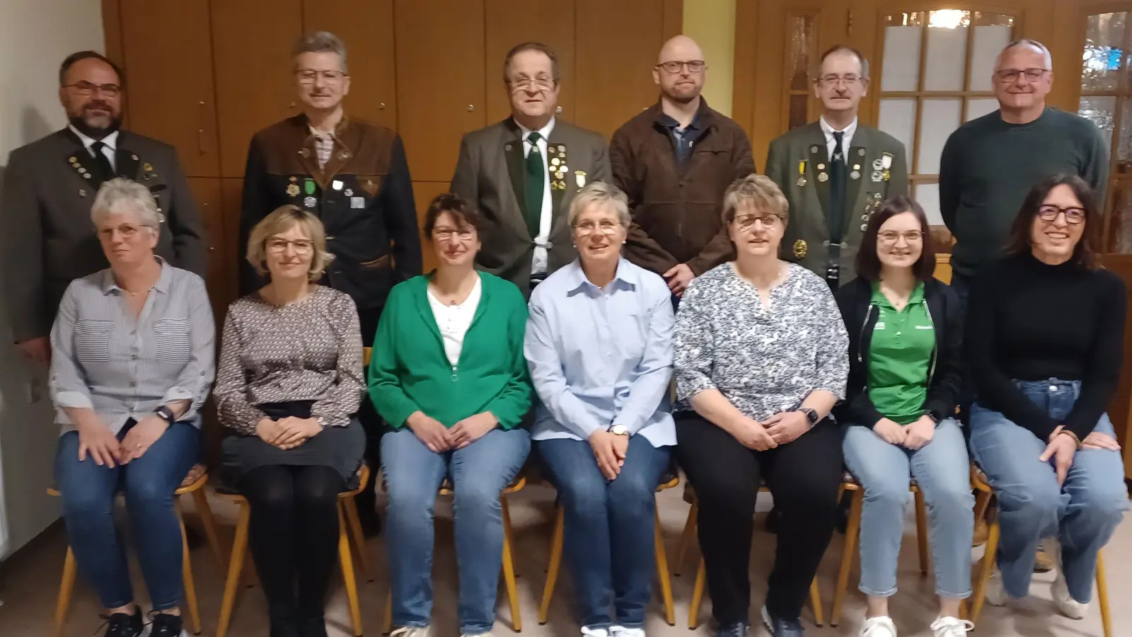 Im Bild hinten, links nach rechts: 1. Vors. Andreas Michl, Riedl Norbert (25Jahre), Reinhard Englmann (50 Jahre), Martin Nützel (10 Jahre), Adrian Haider (40 Jahre), 1. Bgm. Hubert Kraus. Vorne, von links nach rechts: Sandra Spörrer, Simone Müller, Anita Härtl, Marion Jendrusch, Kerstin Haider (alle 40 Jahre), Veronica Hecht (10 Jahre), Claudia Fenzel (40 Jahre).  (Bild: Josef Maschauer)