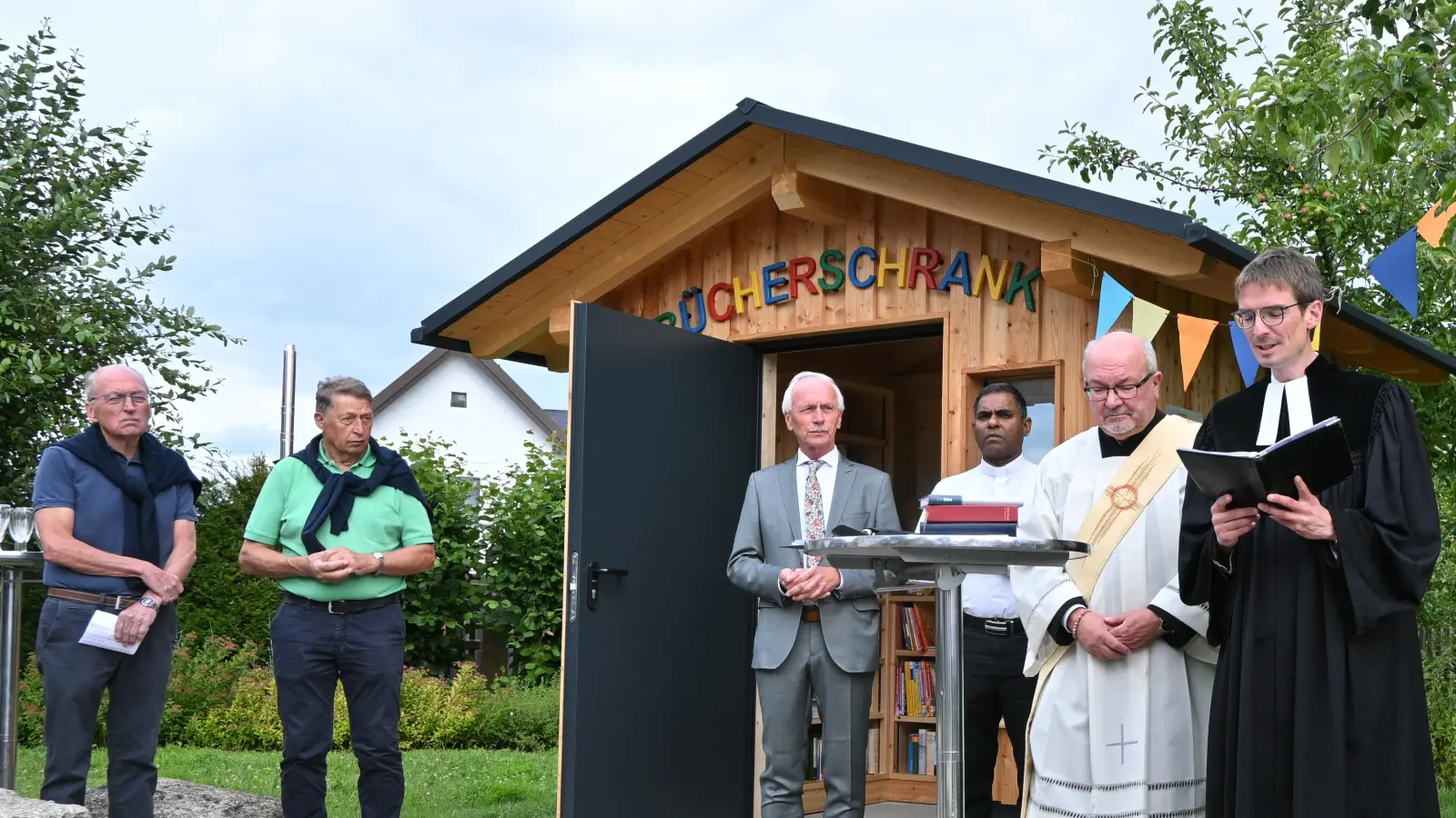 Der begehbare Bücherschrank im Themengarten in Neusorg wurde mit der feierlichen Segnung seiner Bestimmung übergeben.  (Bild: Martin Schmid)