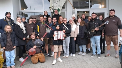 Kirwaburschen ziehn durchs Dorf  (Bild: Gisela Kuhbandner)