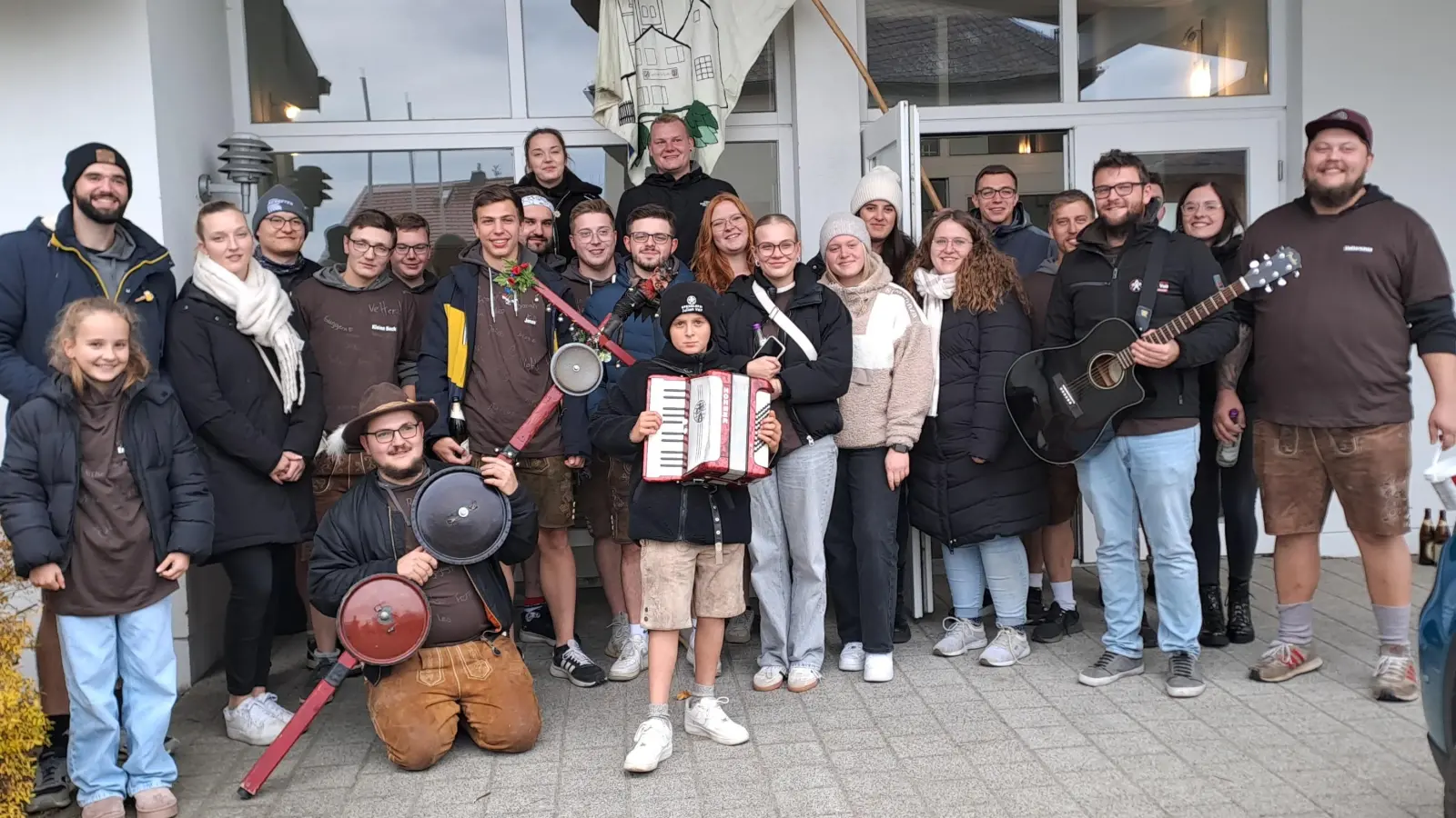 Kirwaburschen ziehn durchs Dorf  (Bild: Gisela Kuhbandner)