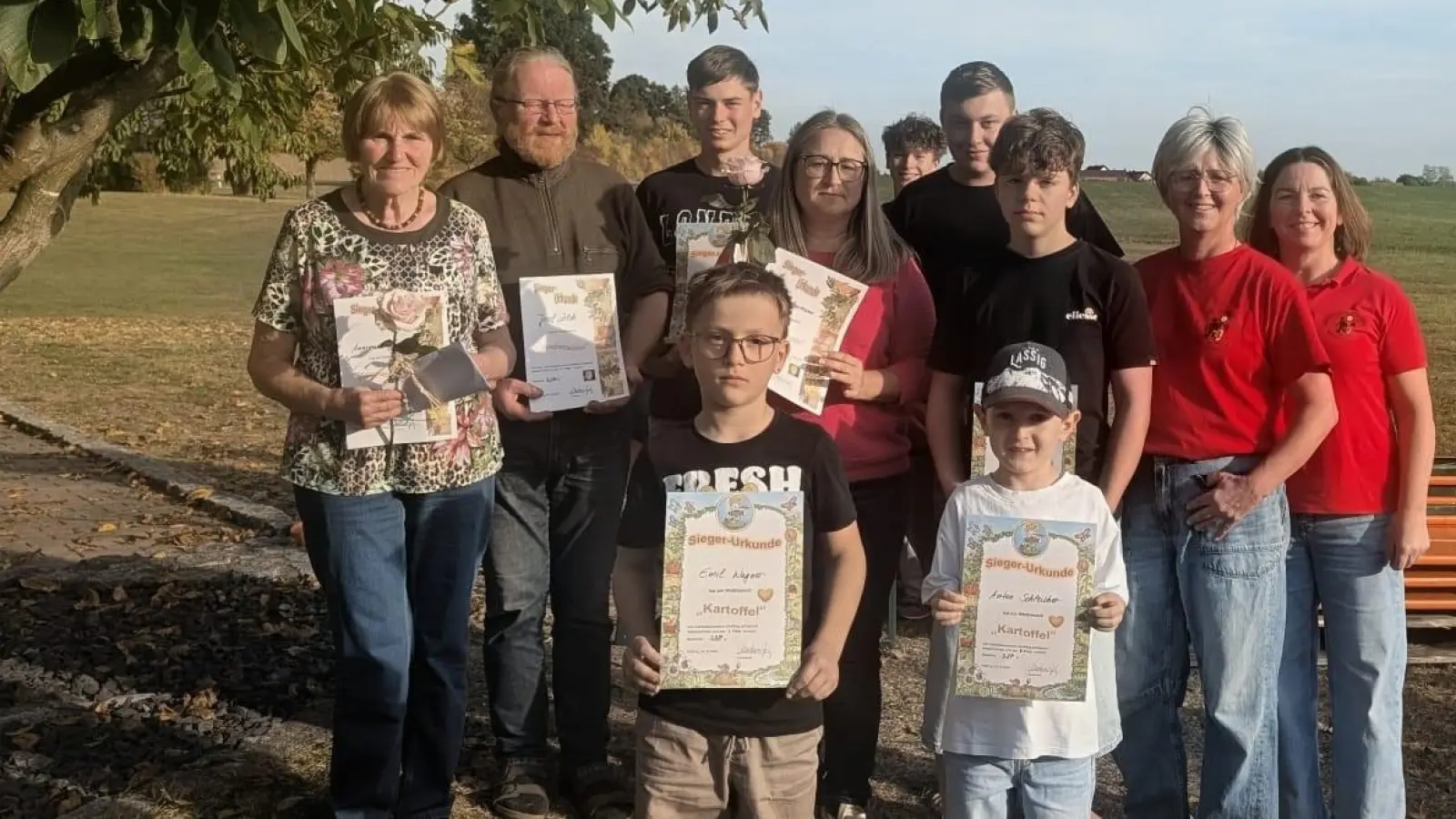 Vorsitzende Martina Götz, zweite Reihe, zweite von rechts, und zweite Vorsitzende Johanna Scharf, zweite Reihe, ganz rechts, gratulierten den Preisträgern der Gartenfruchtwettbewerbe. (Bild: Christiane Wagner)