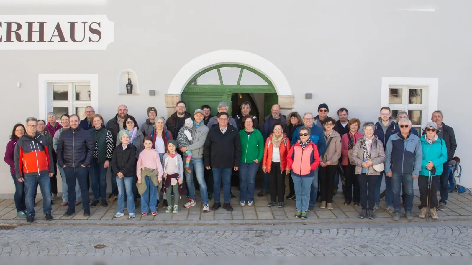Die Wandergruppe versammelt vor dem Ackerbürgerhaus (Bild: Holger Wolfrum)