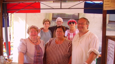Birgit Krogner (links) und Karlheinz Zobel (rechts) freuen sich über einen Besuch von Weinbauern aus Castillon-la-Bataille bei einem Mittelalterlichen Markt in Nabburg. (Bild: Partnerschaftsverein Castillon-la-Bataille / Bernd Hofmann)