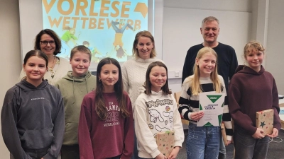 Die drei schulbesten Vorleserinnen des Nabburger Gymnasiums waren in diesem Jahr Sarah Hösl (2.v.r.), Ariane Pösl (Mitte) und Elisa von Stern (rechts). Sie wurden im Namen des Elternbeirats mit Buchpreisen ausgezeichnet, die das Buchcafé Pfreimd zur Verfügung stellt. Ebenfalls mit einer Urkunde ausgezeichnet wurden die weiteren Klassensieger*innen. Schulleiter Christian Schwab (hinten rechts) gratulierte gemeinsam mit den beiden Jurorinnen Petra Giebisch (hinten links) und Karin Wilnauer (hinten Mitte) zu dieser besonderen Leistung. (Bild: Andreas Fröhlich)