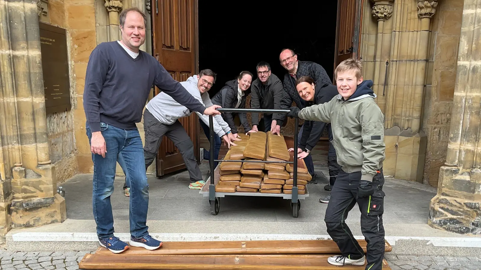 Beim Einbau der neuen Kniebänke in der Basilika St. Martin waren viele freiwillige Helfer im Einsatz. (Bild: Thomas Pesold)