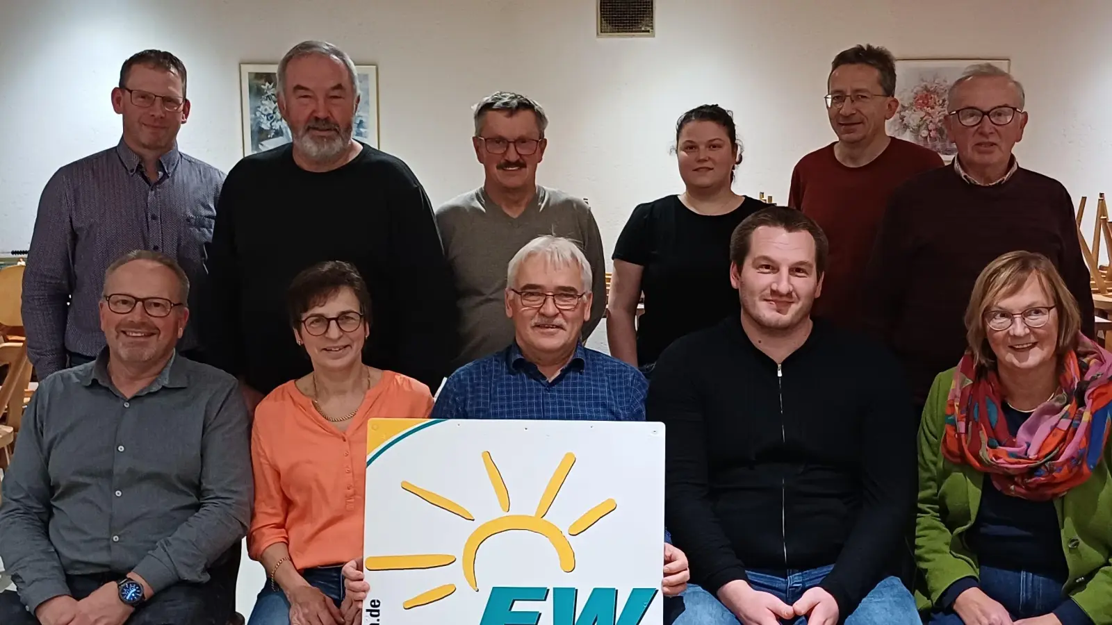 Die neu gewählte Vorstandschaft der Freien Wähler in Kirchendemenreuth mit den Vorsitzenden Rupert Seitz (vorne Mitte) und Michael Busl (vorne 2. v. rechts zusammen mit der Kreisvorsitzenden Gabriela Bäumler (sitzend rechts). (Bild: Rupert Seitz)