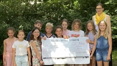 Dr. med. Birgit Prey mit den Schmidgadener Kommunionkindern (Bild: Reinhard Fraunholz)
