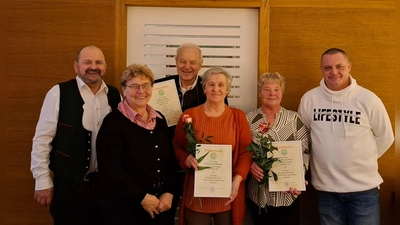 Von links 1. Vorsitzender Ewald Schmiegel, Schriftführerin Erna Ermer, Karl Weiser, Evelyn Poschmann, Kassiererin Johanna Schiller und 2. Vorsitzender Matthias Schiller (Bild: Marco Hanauer)