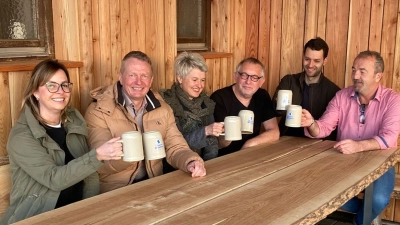 Auf dem Bild von links: Von links: Frau Claudia Lobenhofer (LAG), 1. Vorstand Martin Rumpler OWV, 2. Vorstand Ulrike Berndt OWV, Hüttenkoch Günther Lottes, Kassier OWV Johannes Roith und der Pächter der Rödlaser Hütte, Josef Weiß. (Bild: Ulrike Berndt)