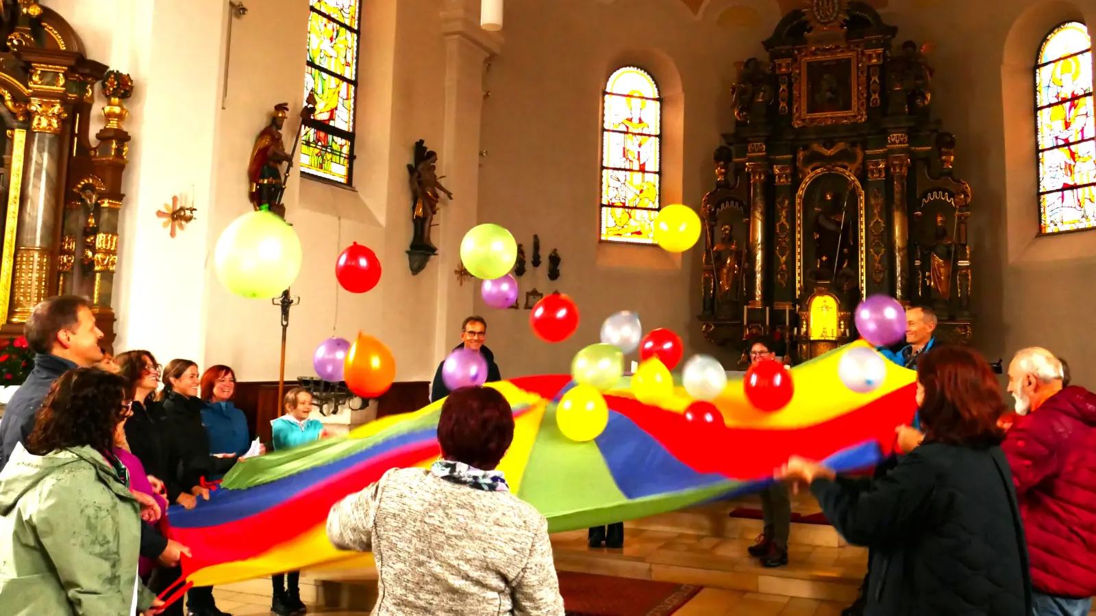 Zum Abschluss ließen die Teilnehmerinnen und Teilnehmer gemeinsam bunte Luftballons auf dem Regenbogentuch tanzen. (Bild: Markus Suttner)