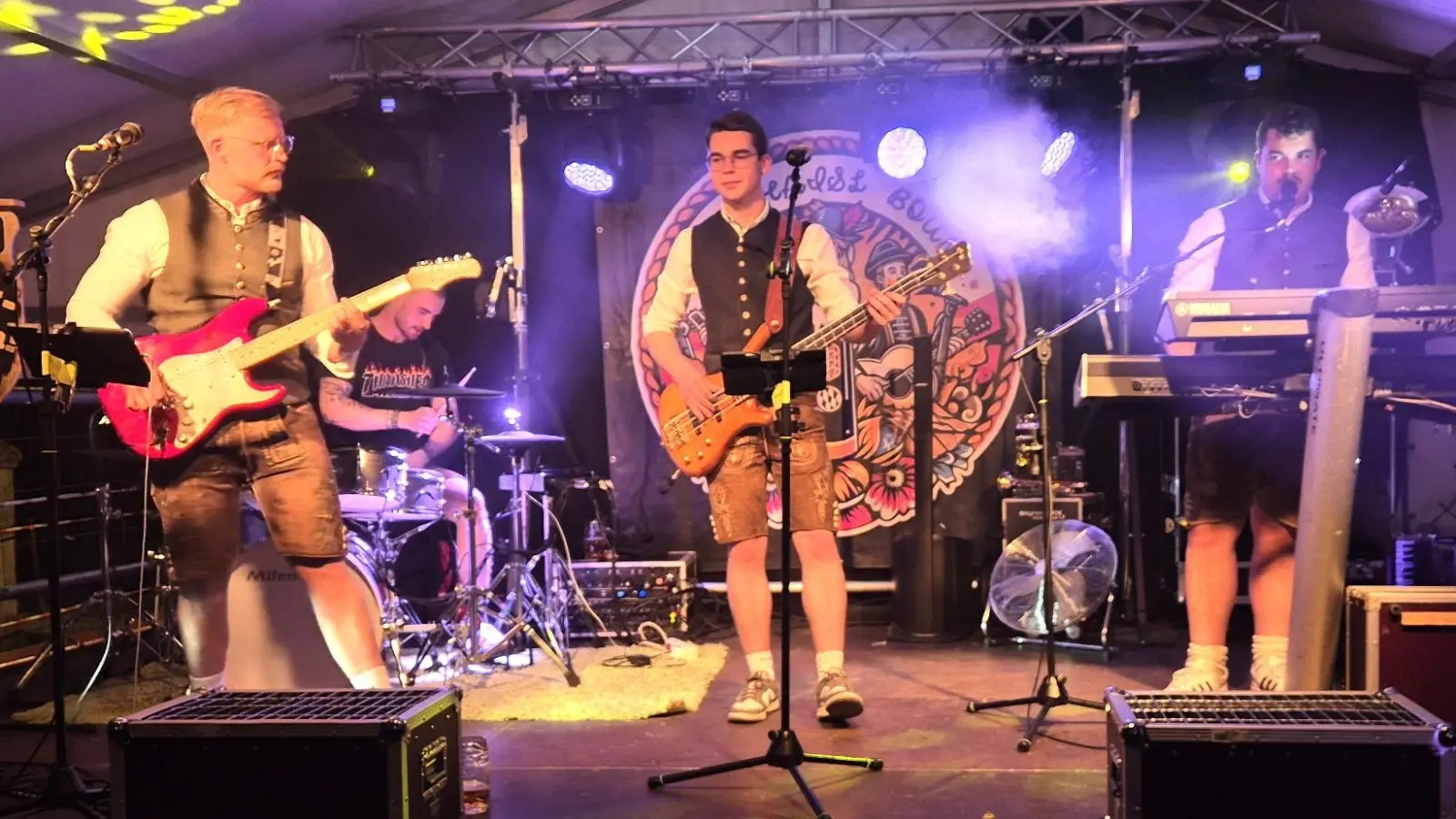 „Ja, des Feierhaisl brennt” hallte es immer wieder durch das Festzelt (Bild: Michael Wiesnet)