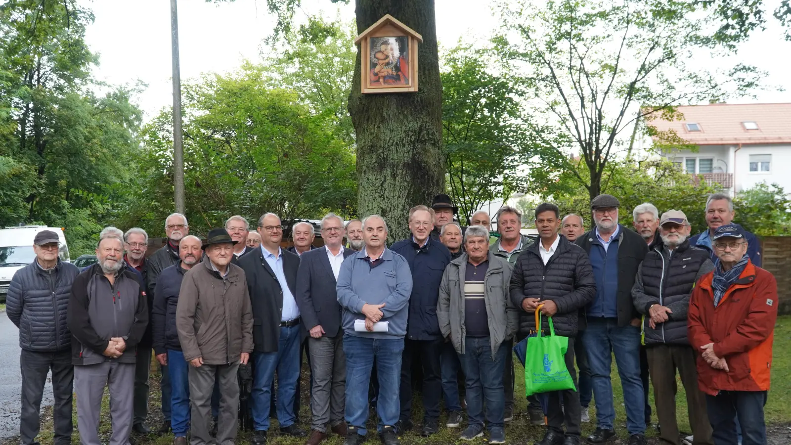 Ideengeber Günter Franz (3.v.links) bei der Segnung zusammen mit Oberbürgermeister Andreas Feller und Otto Karl vom Seniorenstammtisch (beide Mitte) sowie Pfarrer Thomas (mit Tüte). (Bild: Fabian Borkner)