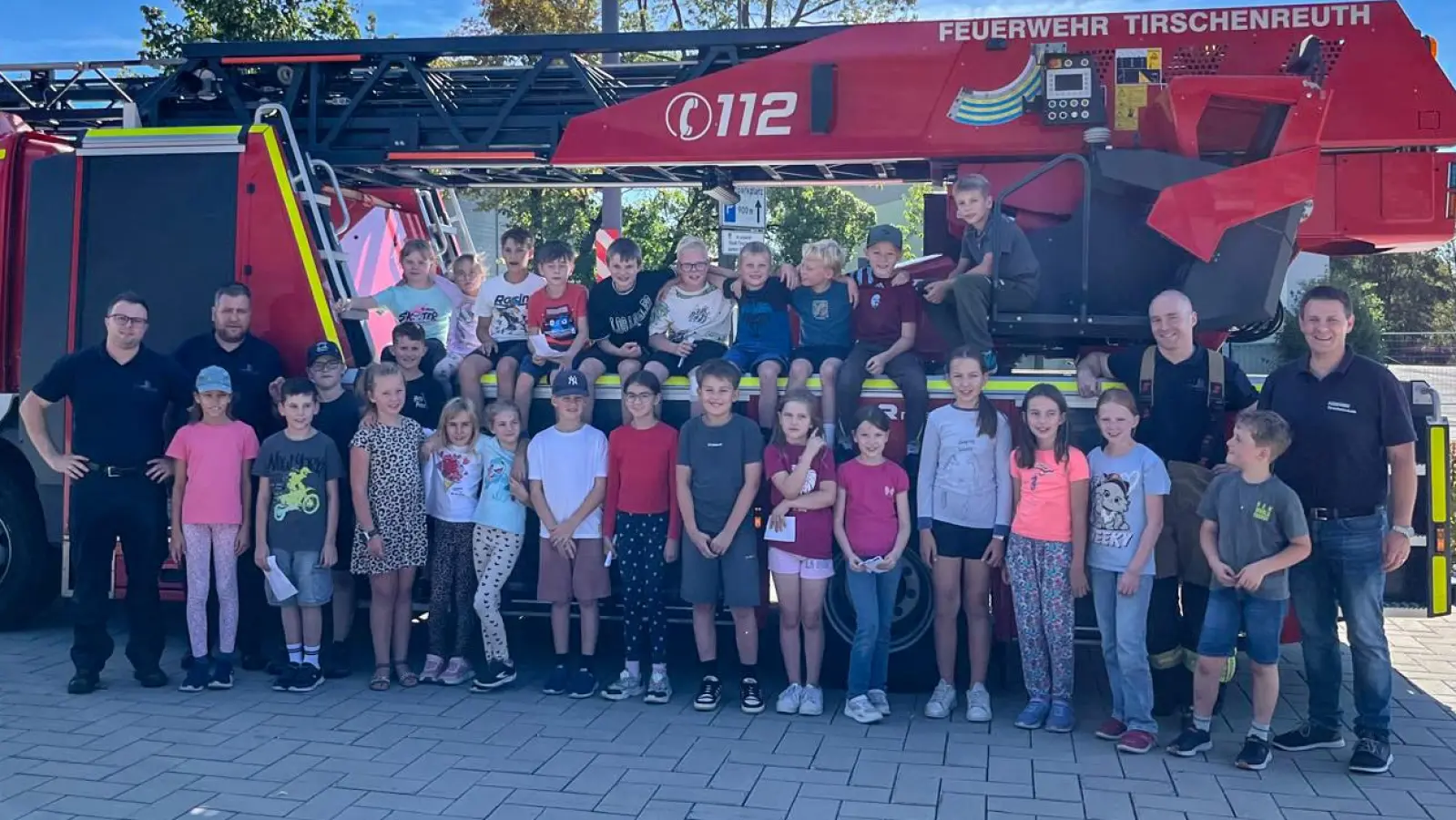 Insgesamt 26 Kinder konnten beim diesjährigen Ferienprogramm hinter die Kulissen der Tirschenreuther Feuerwehr blicken. (Bild: Markus Mayer)