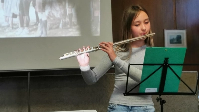 Amelie Baumer eröffnete die Jahreshauptversammlung der Blaskapelle Teunz mit ihrem D1-Prüfungs-Stück musikalisch. (Bild: Gertraud Portner )