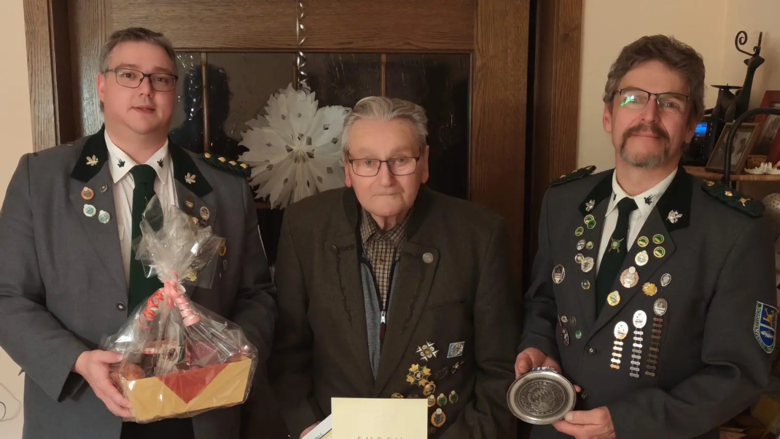 Die Schützenmeister Dominik Brenner und Karl Bauriedl gratulierten Ehrenmitglied Otto Wildenauer zur außergewöhnlichen Ehrung des Vereins und des Bayerischen Sportschützenbundes zur 75jährigen Mitgliedschaft. (Bild: Veit Wildenauer)