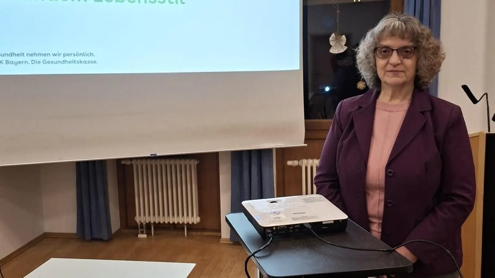 Gut besucht und viel Aufmerksamkeit hatte Diplom-Öcotrophologin Sasja Mechthold, Ernährungsberaterin der AOK Amberg, bei ihrem Vortrag im Pfarrsaal. (Bild: Hildegard Zimmer-Sperl)