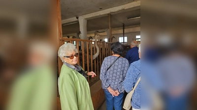 Lotte Hoffmann im Straußenstall. (Bild: Inge Zimmermann)