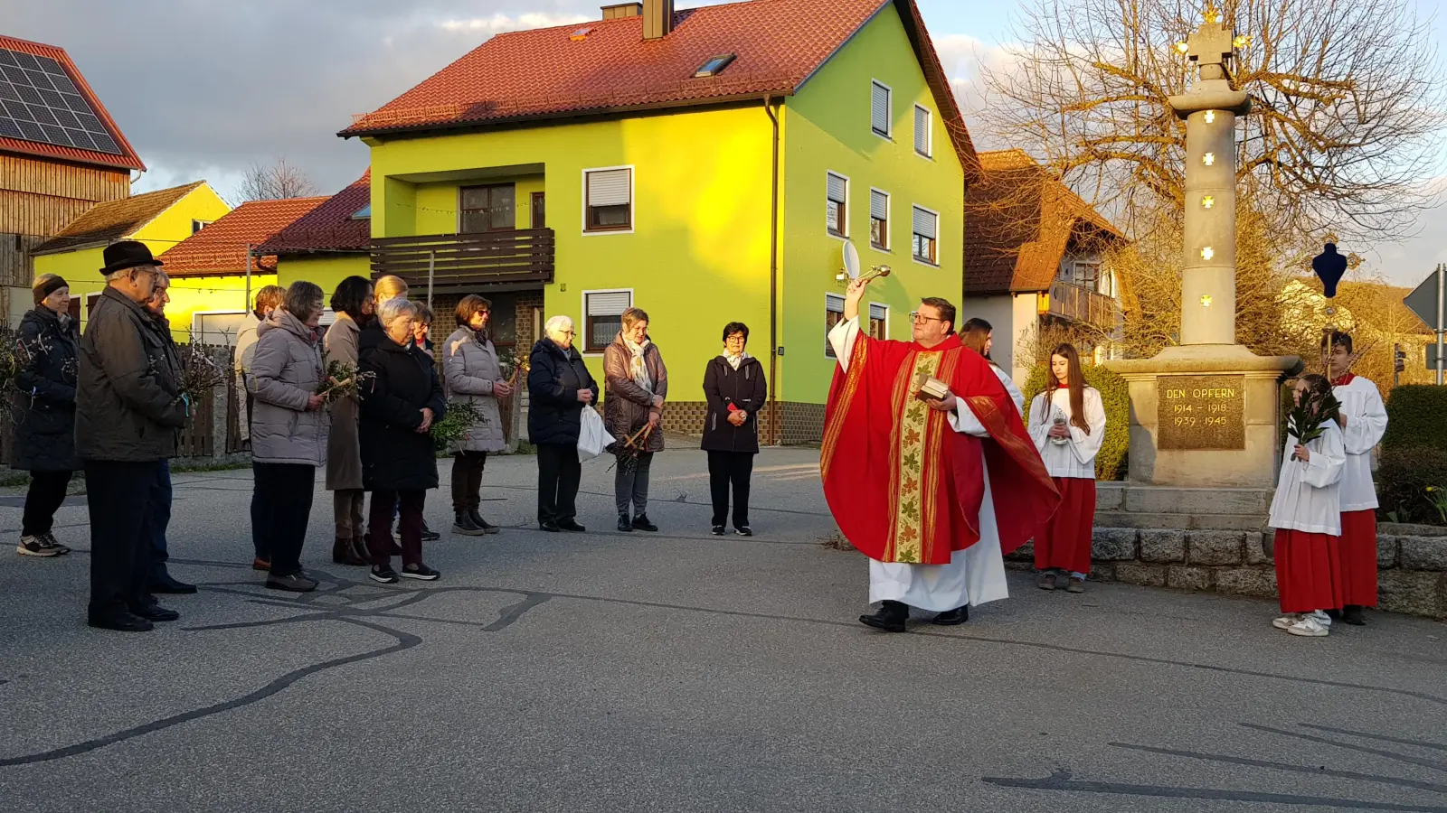 Die Palmenweihe am Kriegerdenkmal in der Expositur Etzgersrieth nahm Pfarrer Udo Klösel vor. Anschließend wurde zur Kirche gezogen wo die Gläubigen beim Gottesdienst auf die Karwoche eingestimmt wurden. (Bild: Peter Garreiss)