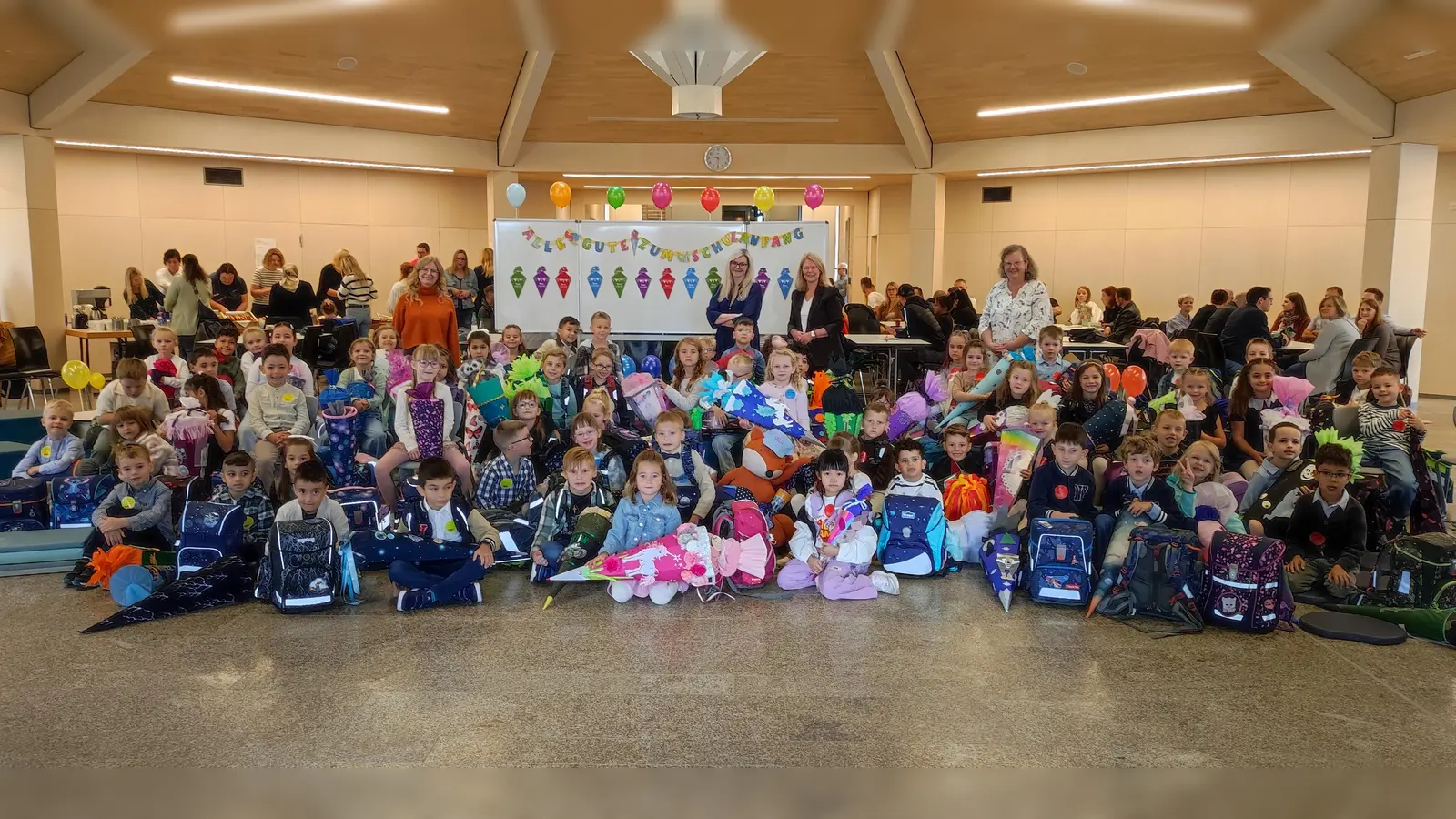 Die Schulanfänger mit ihren Klassenleiterinnen Ann-Sophie Schärl, Michaela Spörrer, Almud Stein und Rektorin Karin Gleißner. (Bild: Karin Gleißner)