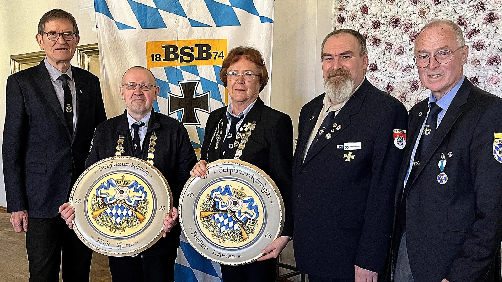 Landesschützenkönigin Larissa Möller und Landesschützenkönig Hans Kick aus der 7er Kameradschaft Weiden gewannen den Titel. Bild von links: Richard Drexl (Oberst a.D. -BSB Präsident), Hans Kick, Larissa Möller, Gerd Silberhorn (Verbandsschießwart), Peter Ertl (1. Vorsitzender 7er Kameradschaft Weiden) (Bild: Peter Ertl)