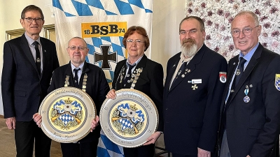 Landesschützenkönigin Larissa Möller und Landesschützenkönig Hans Kick aus der 7er Kameradschaft Weiden gewannen den Titel. Bild von links: Richard Drexl (Oberst a.D. -BSB Präsident), Hans Kick, Larissa Möller, Gerd Silberhorn (Verbandsschießwart), Peter Ertl (1. Vorsitzender 7er Kameradschaft Weiden) (Bild: Peter Ertl)