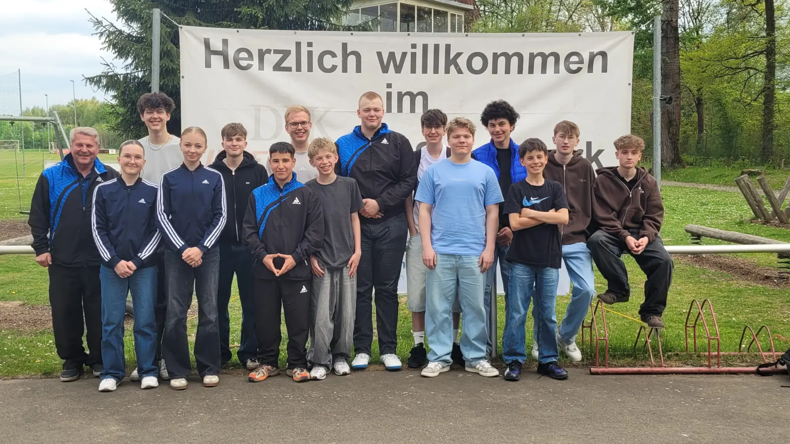 Erfolgreiche Jugendliche der Tischtennisabteilung der DJK Weiden mit Trainer (Bild: Werner Hederer)