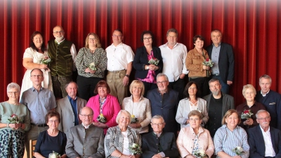 Die Jubelpaare bei der weltlichen Feier im Pfarrzentrum Wiesau (Bild: Lisa Langer)