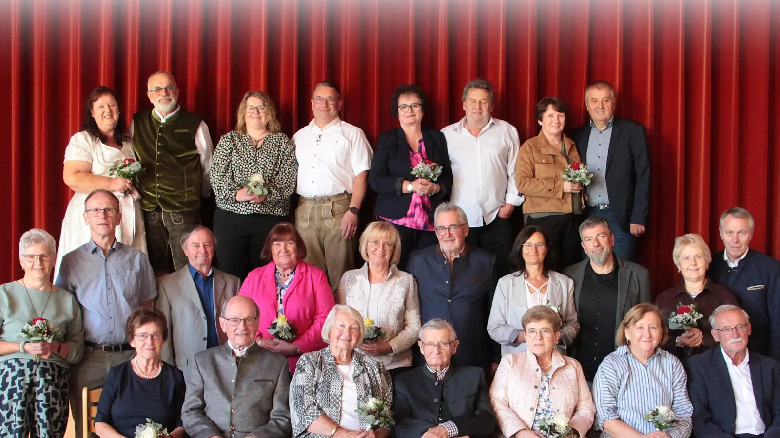 Die Jubelpaare bei der weltlichen Feier im Pfarrzentrum Wiesau (Bild: Lisa Langer)