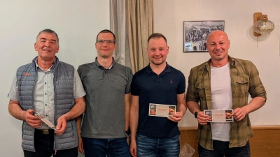 Einen Gutschein als Dank und Anerkennung überreichte Kassenverwalter Stephan Lehmann an (von links): Peter Gradl, Matthias Siegler und Marco Specht. (Bild: Johannes Rumpler)