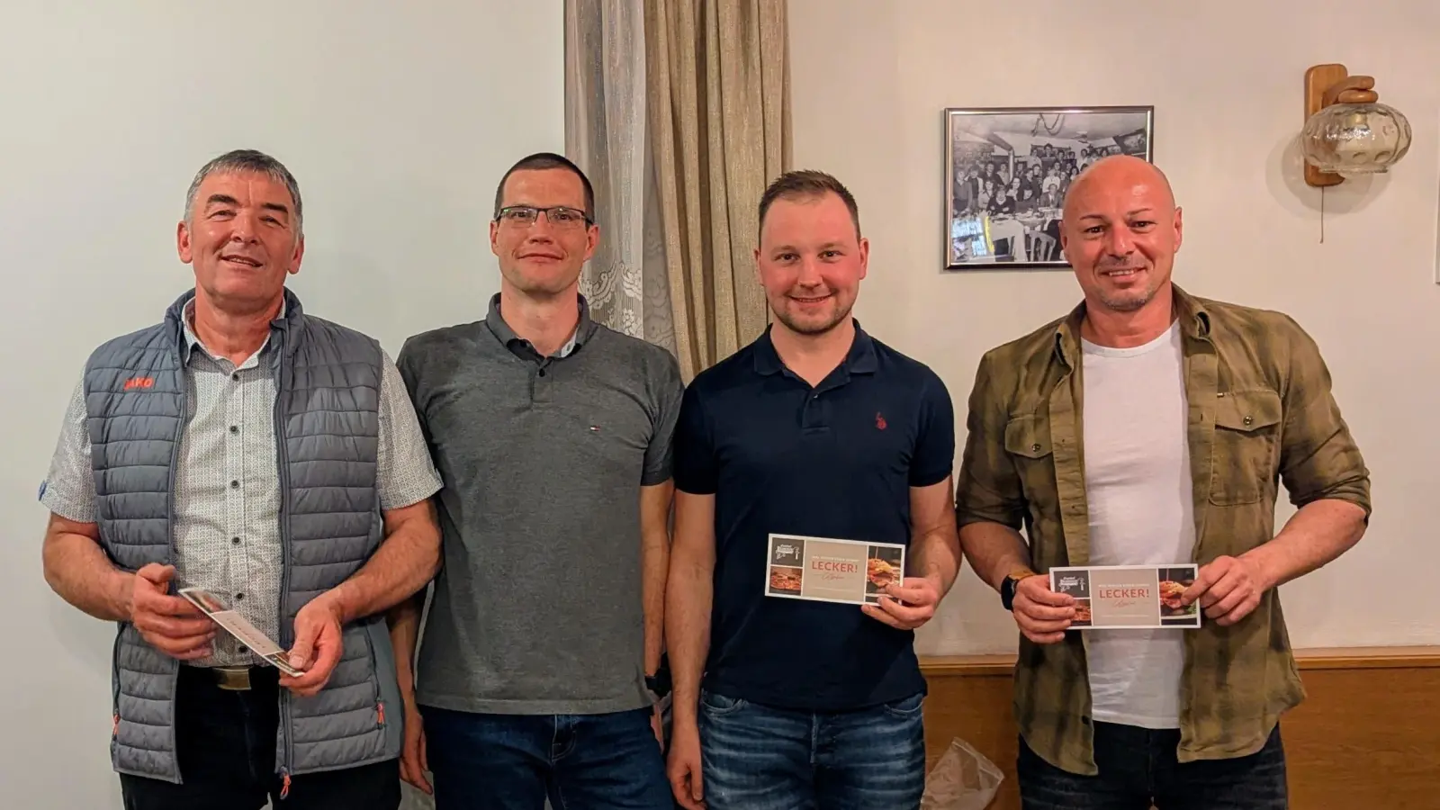Einen Gutschein als Dank und Anerkennung überreichte Kassenverwalter Stephan Lehmann an (von links): Peter Gradl, Matthias Siegler und Marco Specht. (Bild: Johannes Rumpler)