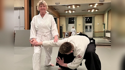 Zwei Trainierende im Dojo des Aikido Kemnath e.V. (Bild: Valerii Carlov)