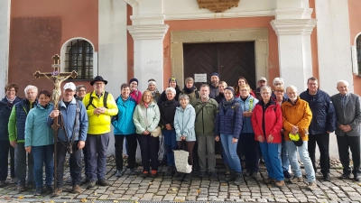 Trausnitzer Pilgergruppe besuchte am Sonntag das Übersetzungsfest zur Wieskirche. Darüber freute sich besonders Pfarrer Udo Klösel (Zweiter von rechts) und Josef Schafbauer. (Bild: Peter Garreiss)