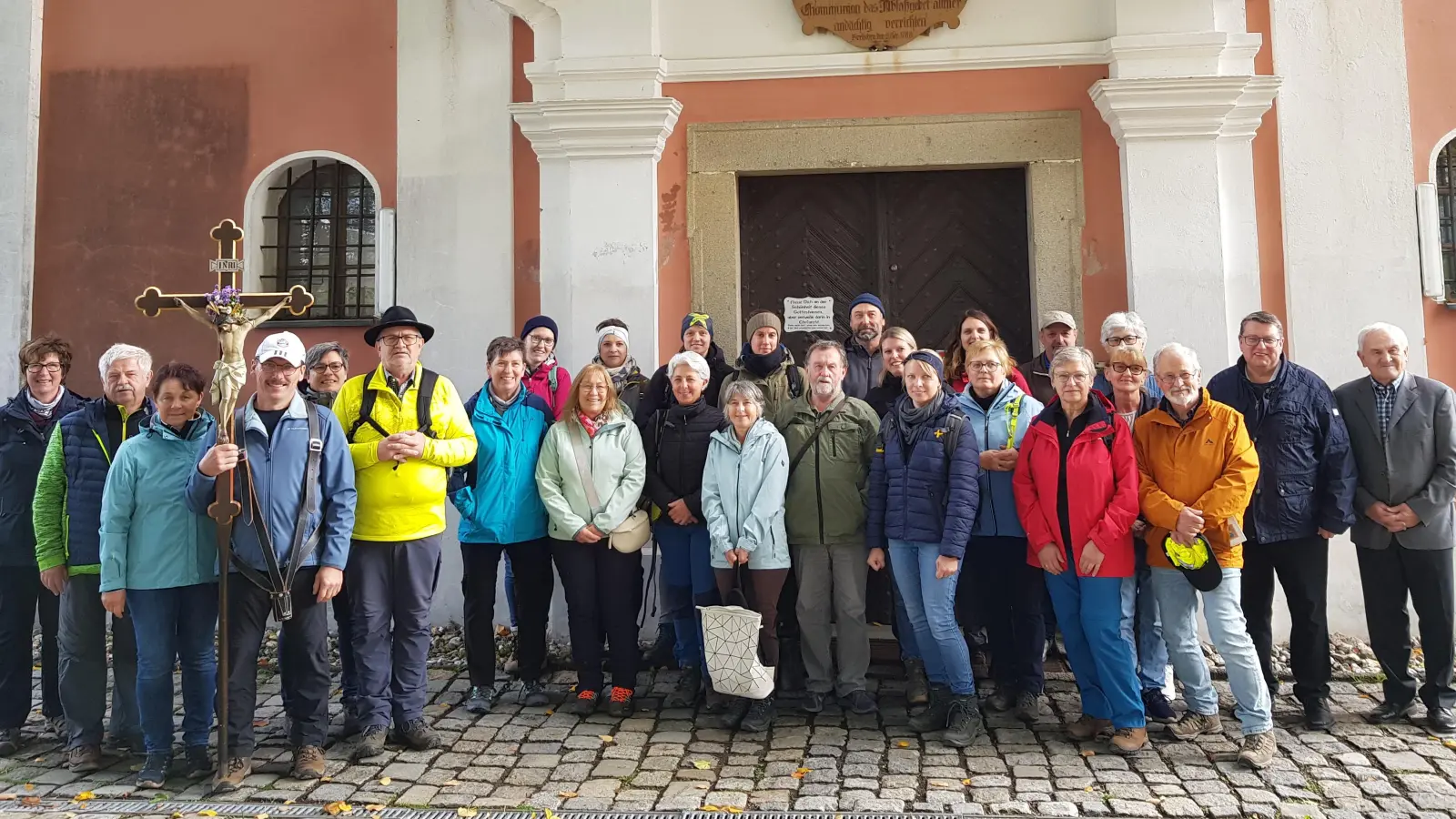 Trausnitzer Pilgergruppe besuchte am Sonntag das Übersetzungsfest zur Wieskirche. Darüber freute sich besonders Pfarrer Udo Klösel (Zweiter von rechts) und Josef Schafbauer. (Bild: Peter Garreiss)