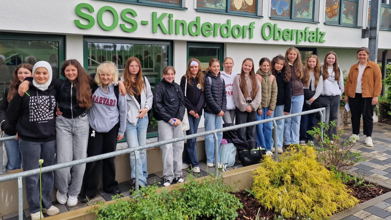 Die Sozialwesen-Schülerinnen der Klasse 7b vor dem Eingang des SOS-Kinderdorfes Oberpfalz in Immenreuth. (Bild: Kerstin Reiter)
