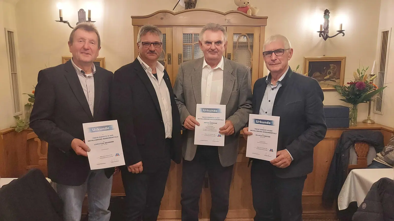 Innungsobermeister Dieter Hagn (Zweiter von links) verabschiedet die langjährigen Vorstandsmitglieder Christian Baumann (links), Wilhelm Forster und Anton Korsche (von rechts). (Bild: Metall-Innung Nordoberpfalz/exb)