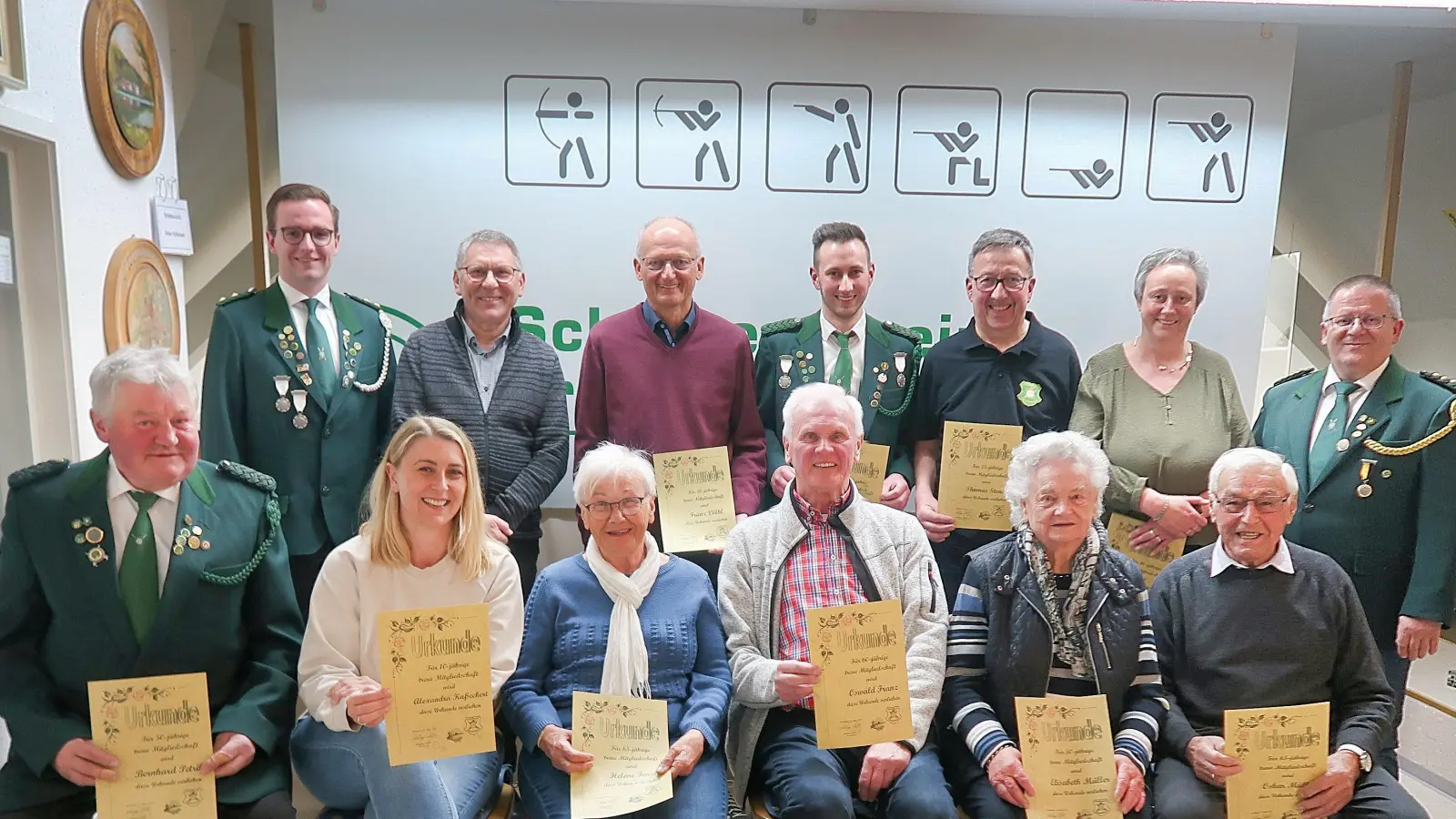 Die Vorsitzenden des Schützenvereins Frauenreuth, Wolfgang Schlicht (hinten rechts), sein Stellvertreter Adrian Käß sowie Bürgermeister Oskar Schuster (hinten von links), beglückwünschten die Vereinsjubilare bei der Jahreshauptversammlung und dankten ihnen für die Treue zum Verein (Bild: Bernhard Schultes)