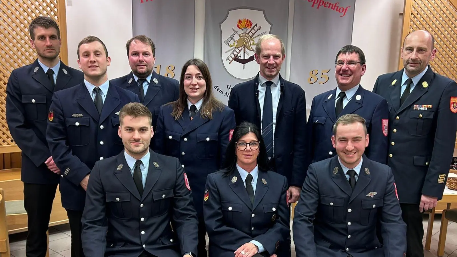 Sitzend v. l. n. r.: Kassier Markus Lindner, 1. Vorsitzende Kerstin Nagler, 2. Vorsitzender Markus Schärtl.<br>Stehend v. l. n. r.: Schriftführer Christoph Lindner, Beisitzer: Sandro Zitzler, Tobias Hartinger, Katrin Wild, 1. Bürgermeister Konrad Kiener, 1. Kommandant Thomas Klinger, Kreisbrandrat Christian Demleitner. (Bild: Christoph Lindner)