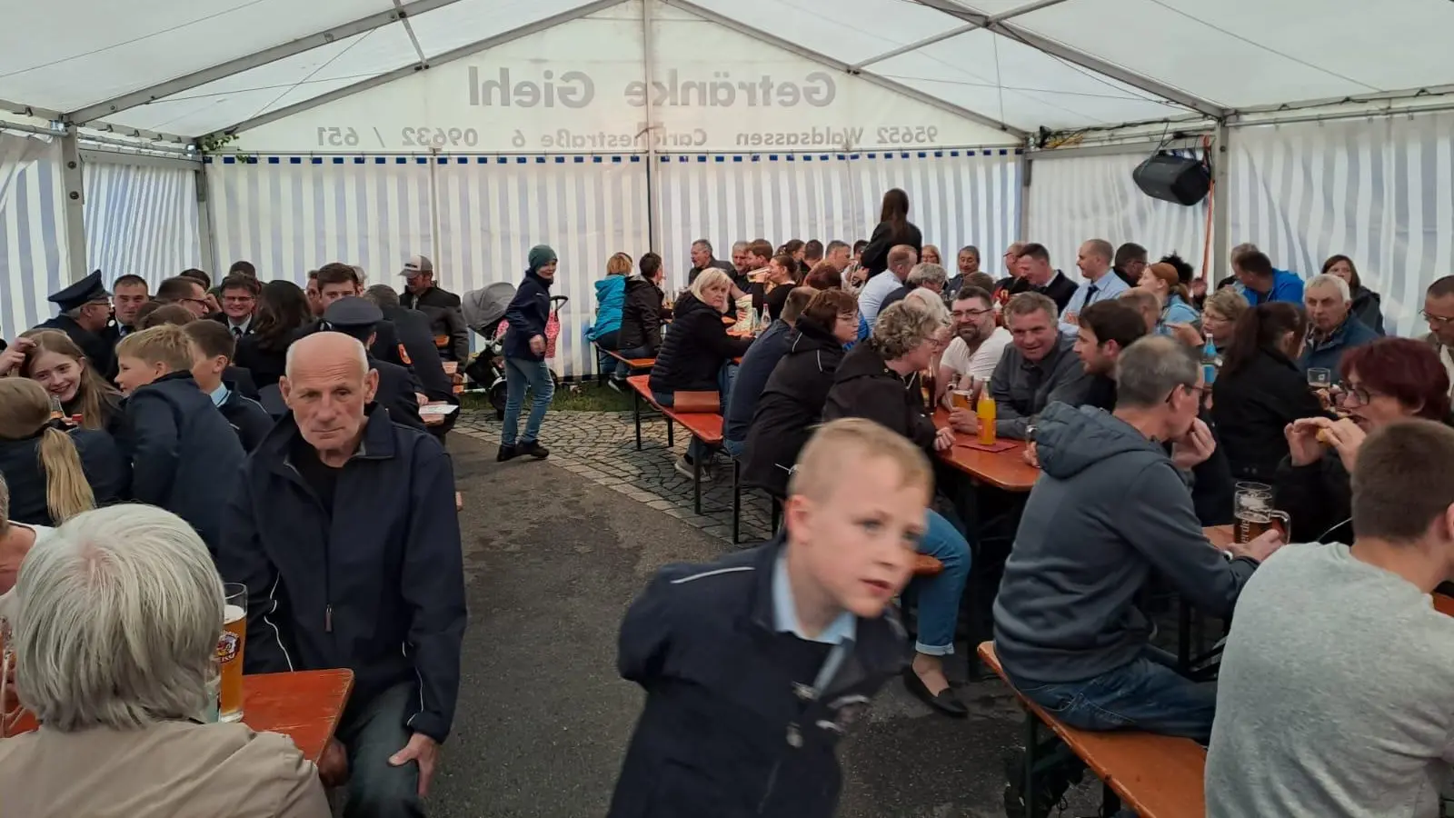 Das volle Zelt auf dem Pfingstfest (Bild: Sandra Schmidt)
