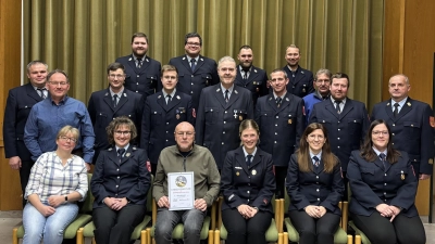 Die geehrten und die neu gewählte Vorstandschaft der Feuerwehr Letzau.  (Bild: Kathrin Forster)